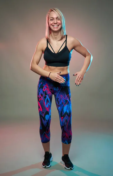 Fitness Model Macht Aerobic Übungen Und Tanzt Studioaufnahme — Stockfoto