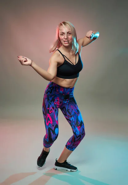 Modelo Fitness Haciendo Ejercicios Aeróbicos Bailando Plano Estudio — Foto de Stock