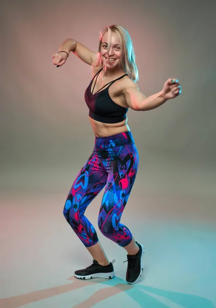 有酸素運動やダンスを行うフィットネスモデル スタジオショット — ストック写真