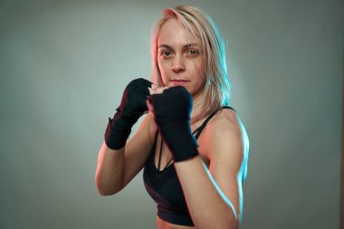 Kadın dövüşçü elleriyle gölge gibi boks yapıyor.