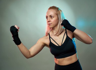 Kadın dövüşçü elleriyle gölge gibi boks yapıyor.