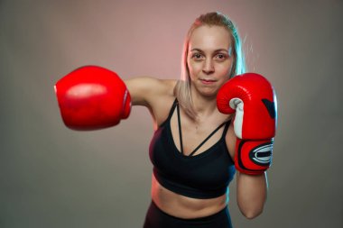 Kırmızı eldiven eğitimli boksör kız, stüdyo çekimi.