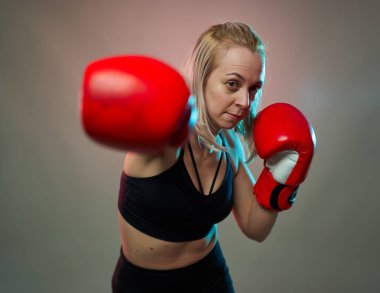 Kırmızı eldiven eğitimli boksör kız, stüdyo çekimi.
