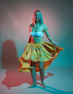 Göbek dansı kostümlü güzel sarışın dansçı, stüdyo fotoğrafı.