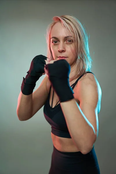 Mujer Luchadora Haciendo Boxeo Sombras Con Las Manos Envueltas —  Fotos de Stock