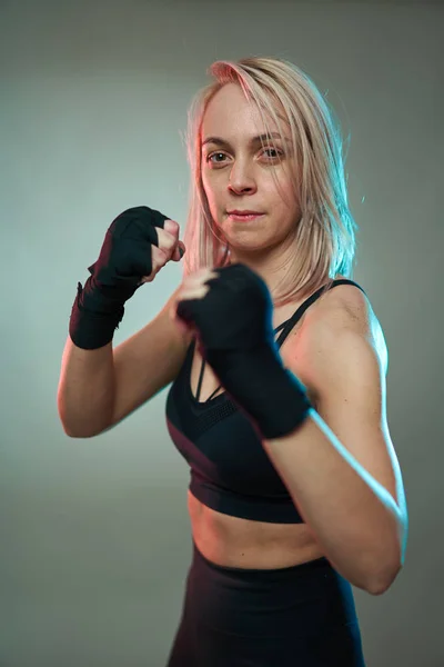 Mujer Luchadora Haciendo Boxeo Sombras Con Las Manos Envueltas —  Fotos de Stock