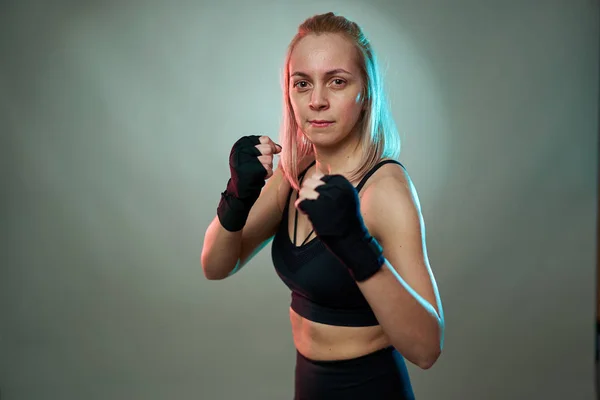 Mujer Luchadora Haciendo Boxeo Sombras Con Las Manos Envueltas —  Fotos de Stock