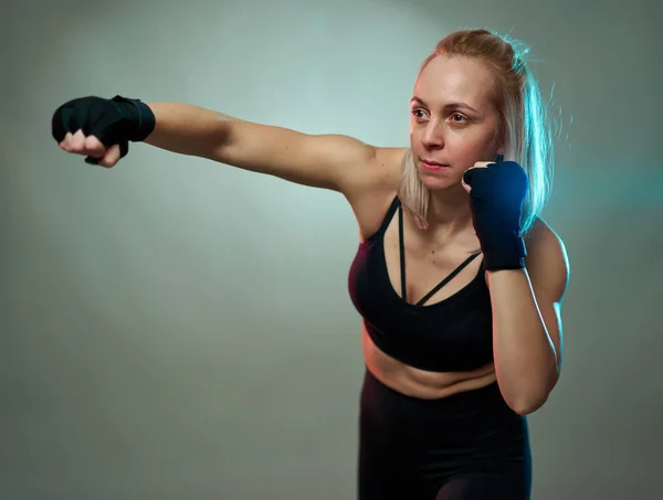 Mujer Luchadora Haciendo Boxeo Sombras Con Las Manos Envueltas —  Fotos de Stock