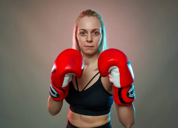 Dziewczyna Bokser Czerwonymi Rękawiczkami Trening Studio Shot — Zdjęcie stockowe