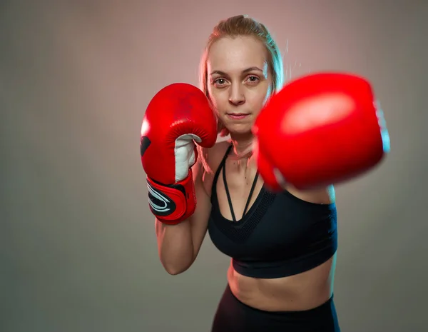 Dziewczyna Bokser Czerwonymi Rękawiczkami Trening Studio Shot — Zdjęcie stockowe