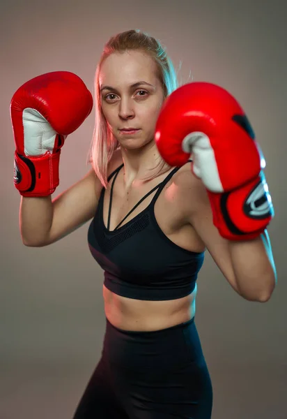 Boxer Meisje Met Rode Handschoenen Training Studio Schot — Stockfoto