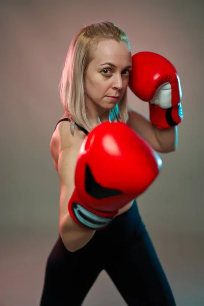 Dziewczyna Bokser Czerwonymi Rękawiczkami Trening Studio Shot — Zdjęcie stockowe