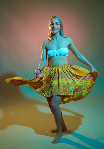 Linda Dançarina Loira Traje Dança Ventre Tiro Estúdio — Fotografia de Stock
