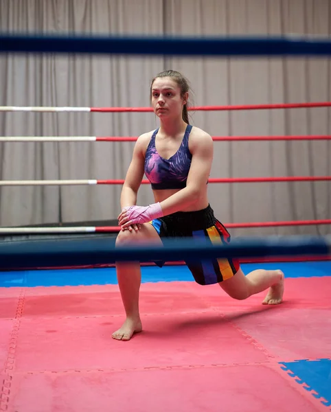 Chica Combate Kickbox Que Extiende Antes Entrenar —  Fotos de Stock