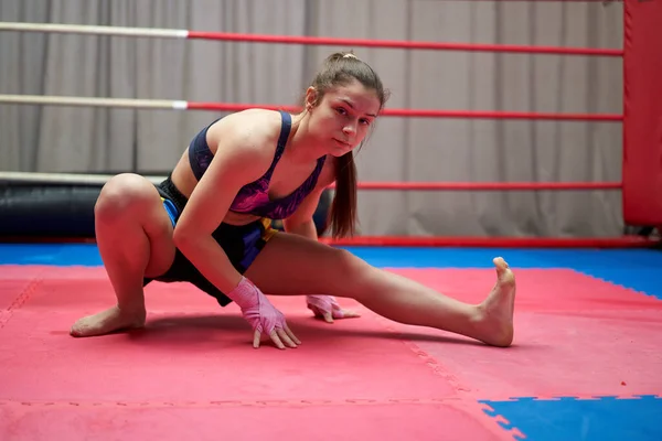 Kickbox Μαχητικό Κορίτσι Που Εκτείνεται Πριν Από Την Εκπαίδευση — Φωτογραφία Αρχείου