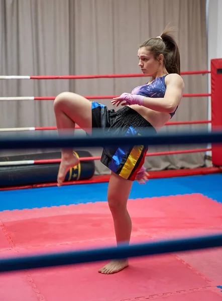 Chica Boxeo Que Hace Perforación Sombra —  Fotos de Stock