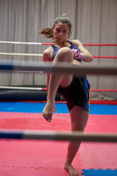 Девушка Кикбоксингу Занимается Теневым Боксом — стоковое фото