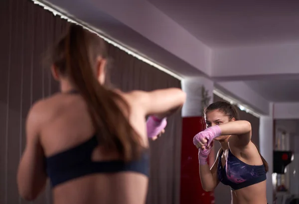 Boxer Fille Ombre Boxe Dans Miroir Échauffement — Photo