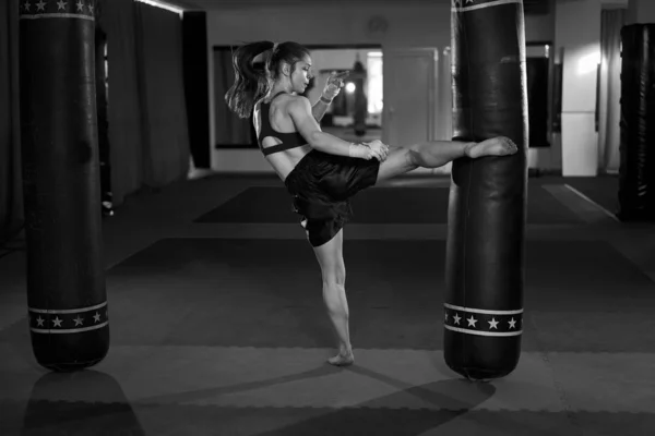 Jong Meisje Muay Thai Fighter Werken Met Zware Tas — Stockfoto