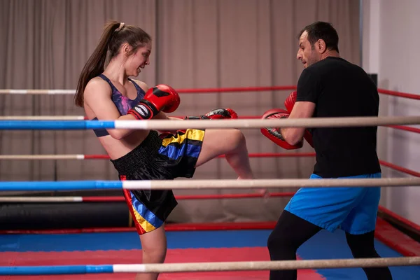 Joven Mujer Kick Box Luchador Haciendo Trabajo Almohadilla Con Entrenador — Foto de Stock