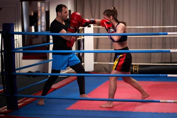 Joven Mujer Kick Box Luchador Haciendo Trabajo Almohadilla Con Entrenador — Foto de Stock