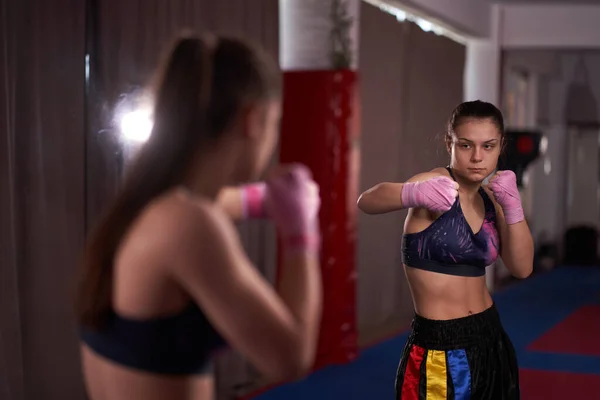 Aynada Boxer Kız Gölge Boks Isınma — Stok fotoğraf