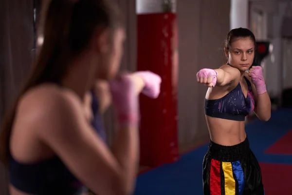 Aynada Boxer Kız Gölge Boks Isınma — Stok fotoğraf