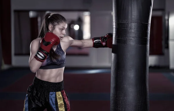 Молода Жінка Боксерська Підготовка Важкою Сумкою — стокове фото