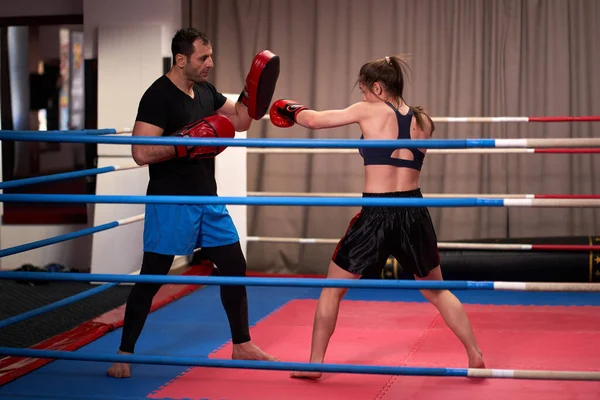 Fiatal Kick Box Harcos Csinál Pad Munka Edzőjével Jogdíjmentes Stock Képek