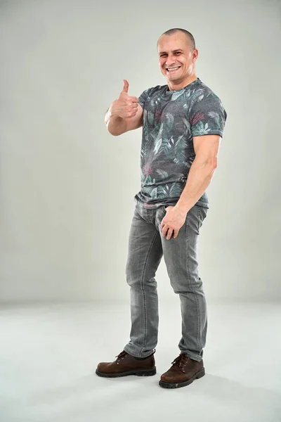 Happy Man Showing Thumbs Sign Full Length Gray Background — ストック写真