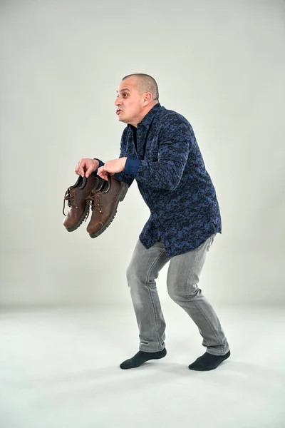 Mężczyzna Trzymający Buty Chodzący Paluszek Całkowitej Ciszy — Zdjęcie stockowe