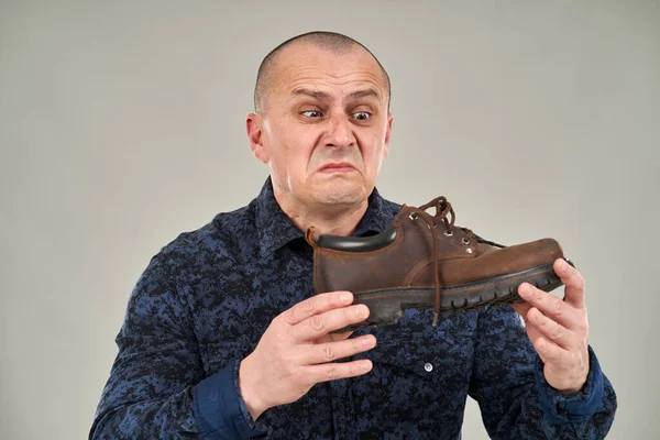 Uomo Caucasico Che Tiene Una Scarpa Puzzolente Con Espressione Disgusto — Foto Stock