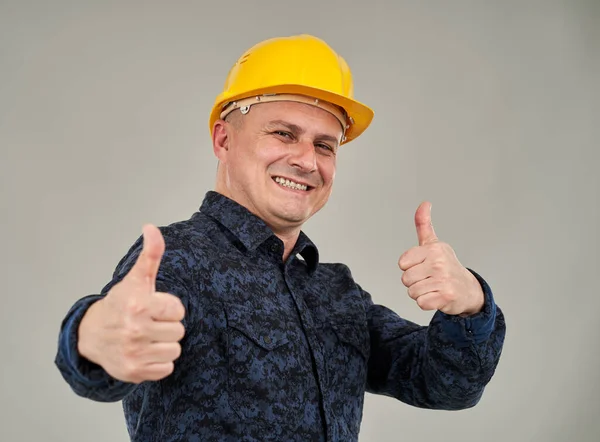 Ingeniero Sombrero Duro Haciendo Pulgares Hacia Arriba Signo —  Fotos de Stock