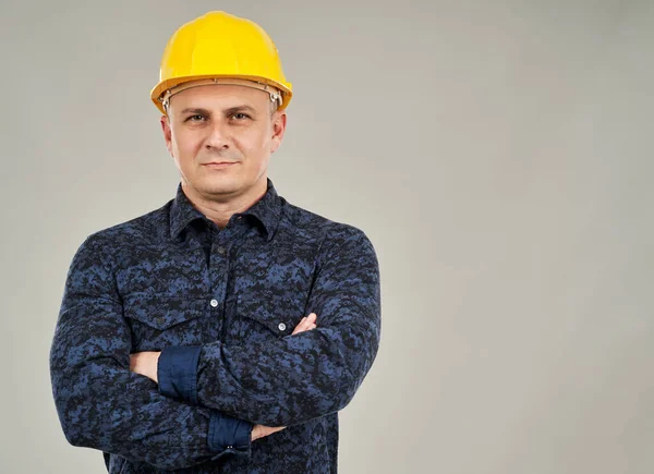 Ingenieur Mit Hut Posiert Großaufnahme Vor Grauem Hintergrund — Stockfoto