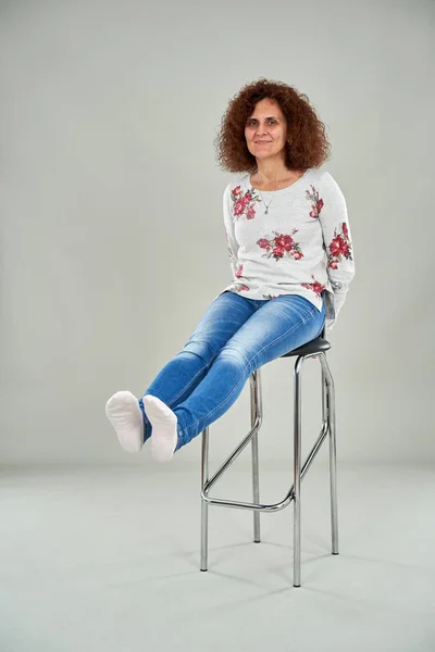 Šťastný Kudrnatý Ryšavý Žena Sedí Vysoké Židli Studio Shot Stock Obrázky