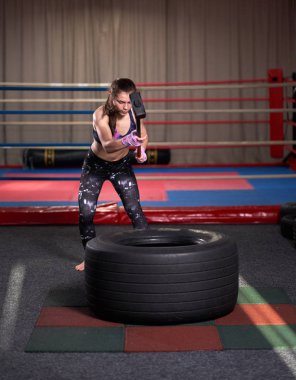 Balyoz ve büyük bir tekerlekle genç kickboks dövüşçüleri eğitimi