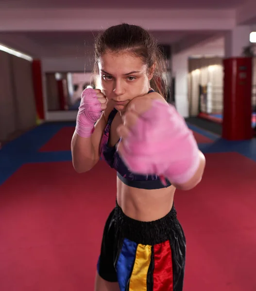 Kickboxer Menina Sombra Boxe Chutando — Fotografia de Stock