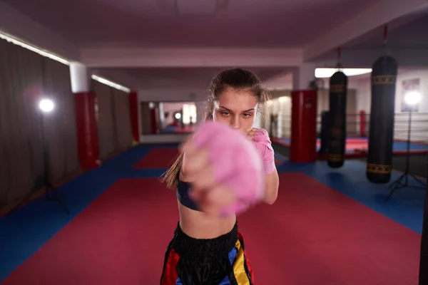 Kickboxer Chica Sombra Boxeo Patadas —  Fotos de Stock