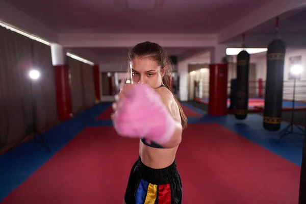 Kickboxer Meisje Schaduw Boksen Schoppen — Stockfoto