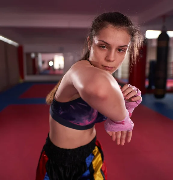 Kickboxer Chica Sombra Boxeo Patadas —  Fotos de Stock