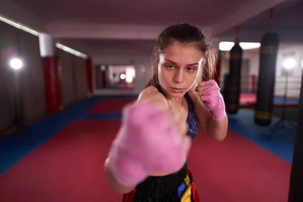 Kickboxer Chica Sombra Boxeo Patadas —  Fotos de Stock