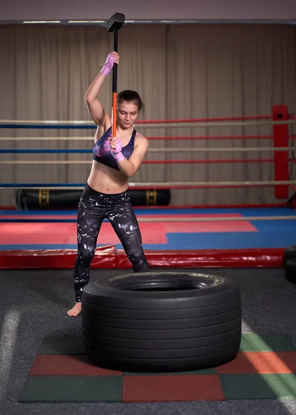 Young Kickboxing Fighter Training Sledgehammer Huge Tire — 스톡 사진