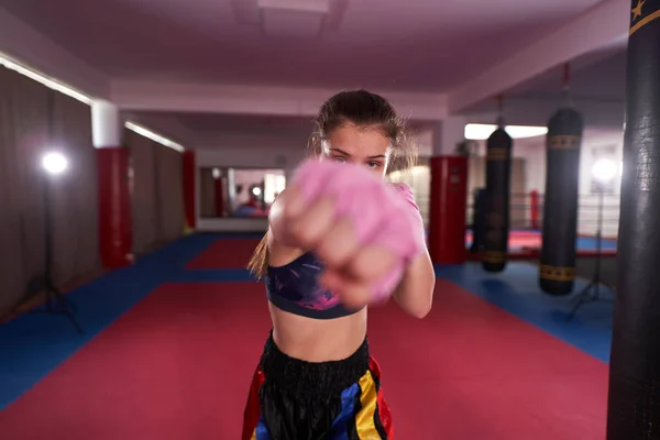 Kickboxer Chica Sombra Boxeo Patadas Imagen de archivo