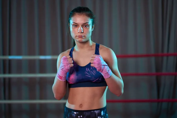 Kickboxer Chica Sombra Boxeo Ring Antes Sparring —  Fotos de Stock