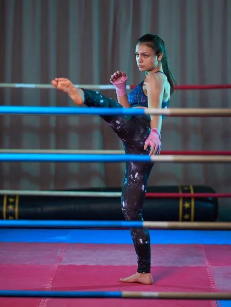 Kickboxer Menina Sombra Boxe Ringue Antes Sparring — Fotografia de Stock