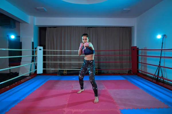 Kickboxer Девушка Тень Бокса Ринге Перед Спаррингом — стоковое фото