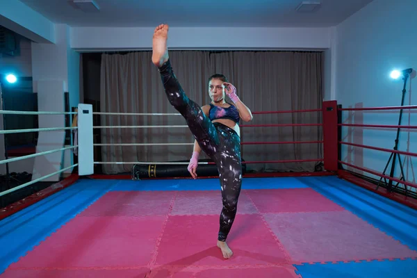Kickboxer Menina Sombra Boxe Ringue Antes Sparring — Fotografia de Stock