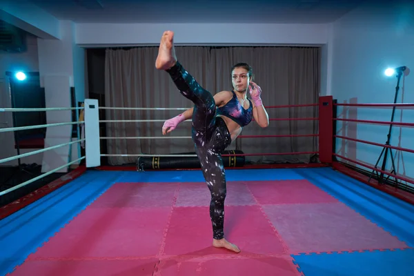 Kickboxer Chica Sombra Boxeo Ring Antes Sparring — Foto de Stock