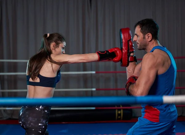 Mujer Kickboxer Golpeando Guantes Con Entrenador Ring — Foto de Stock