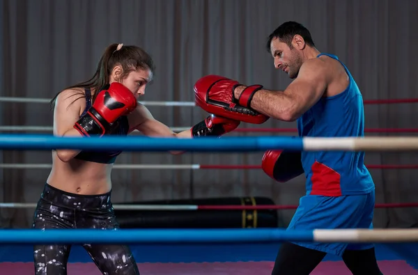 Mujer Kickboxer Golpeando Guantes Con Entrenador Ring — Foto de Stock